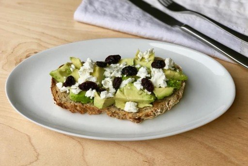 Tostadas de aguacate y queso fresco platos de verduras