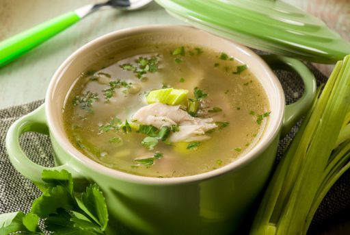 Caldo para la receta de crema de puerros